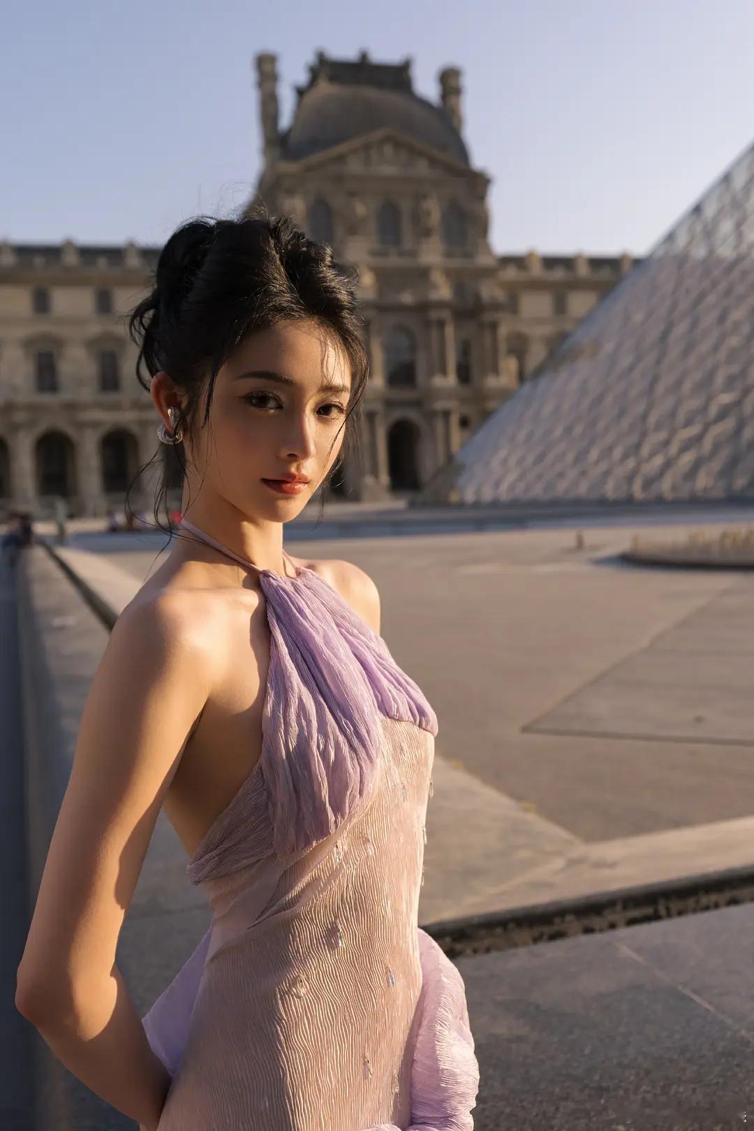 周洁琼巴黎时装周的衣服 