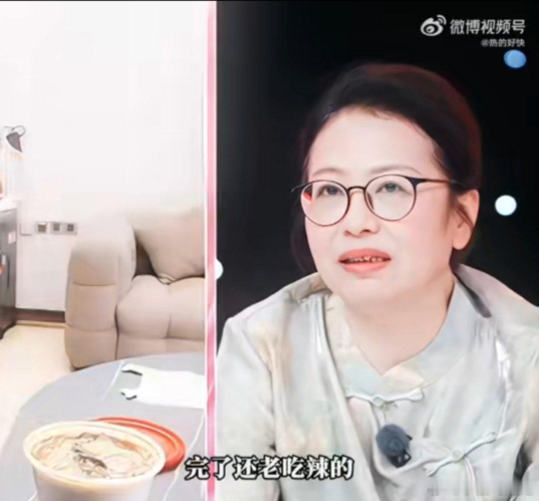 张家齐代露娃妈妈低山臭水遇知音我家那闺女 两个姑娘的相遇太像照镜子，她们都在本该