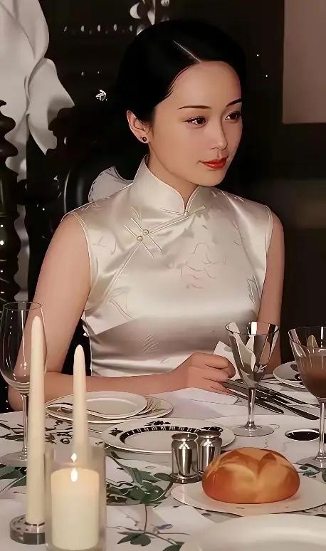 这是35岁的张乐怡在纽约长岛别墅用餐时的罕见合影，这可不是剧照，张乐怡的旗袍造型