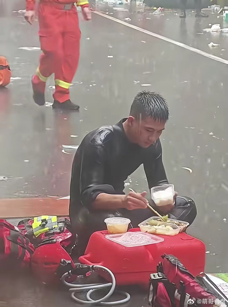 广西抗洪那个淋着雨吃饭的消防员火了。评论区一堆姑娘喊话想嫁给他，甚至还有人调侃说