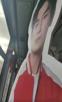 坐公交偶遇杨旭文路人镜头里超接地气！扛哥暖一冬的想法好可爱，这身高坐公交属实要多