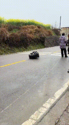 丢轮保命，这就叫专业？
网友3月2发布视频，一辆国产新能源汽车栽了，栽进了公路边