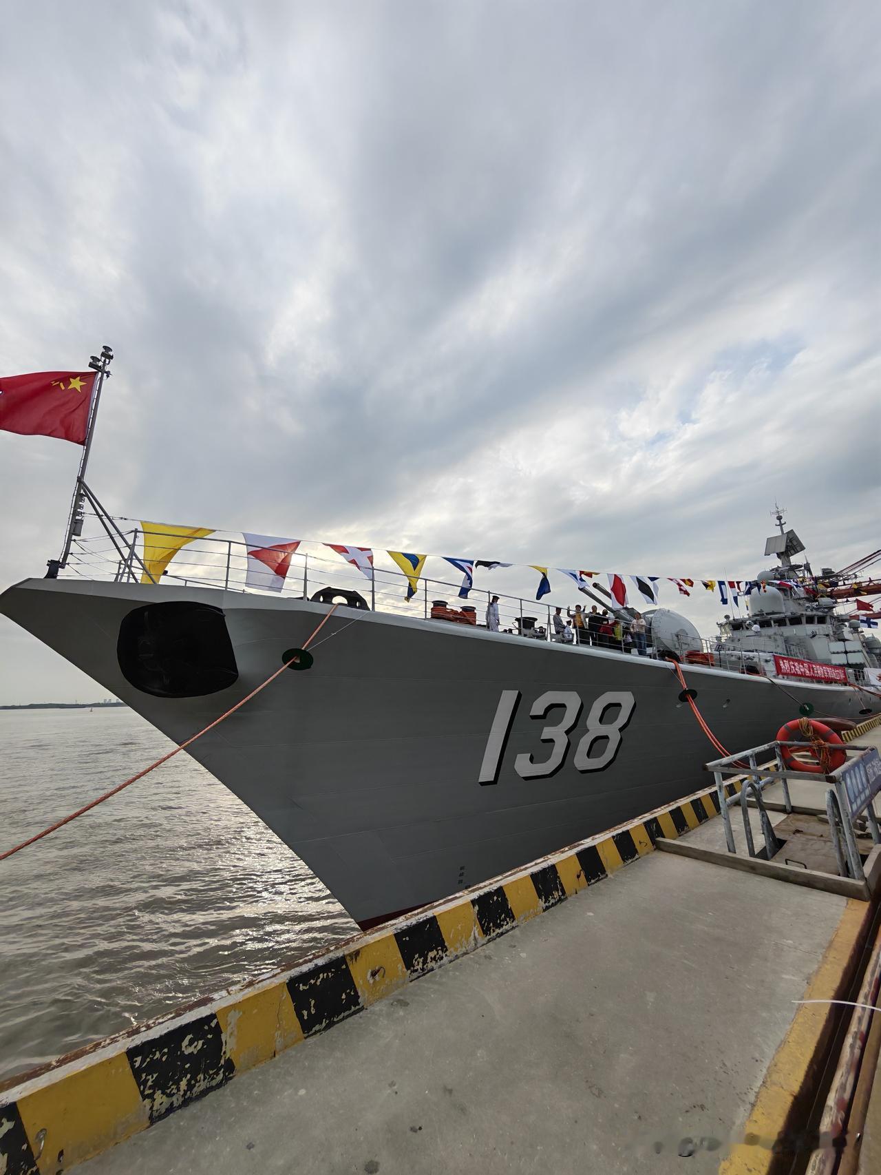 泰州牛逼了！海军硬核支持！
海军生日快乐！泰州舰首次回海军诞生地泰州。