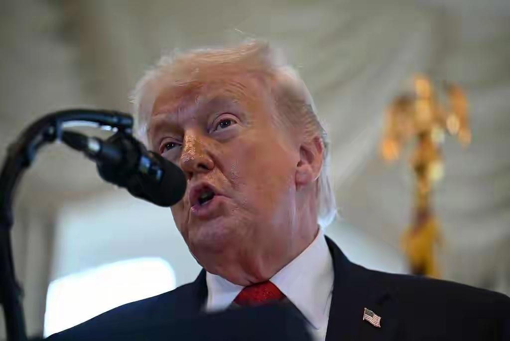 据新华社消息，美国总统特朗普22日在总统专机“空军一号”上对媒体表示，美国正调集