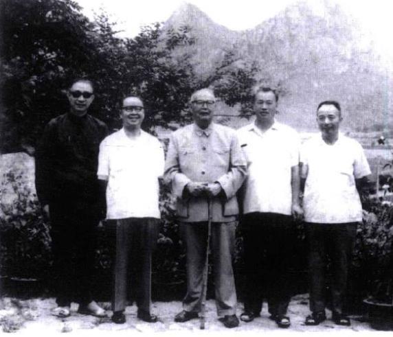 韦国清(左二)在桂林陪同中共中央副主席叶剑英(中)视察工作