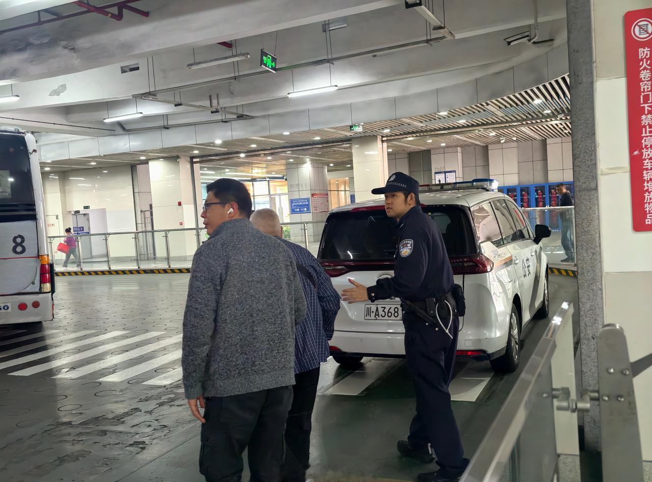 🌟【驿站虽小，大爱无疆】🌟
近日，成都金沙公交枢纽站，一位80多岁的老人不慎