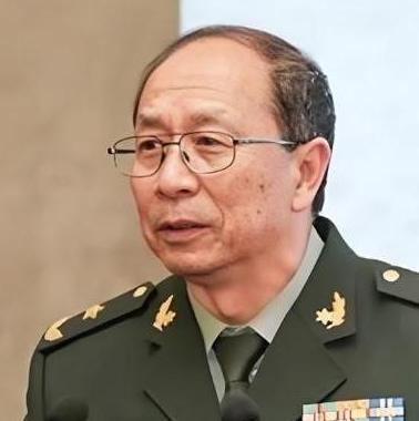 一次，记者问金一南：“为什么英国宁愿归还富得流油的香港，却以损失6艘军舰、10多