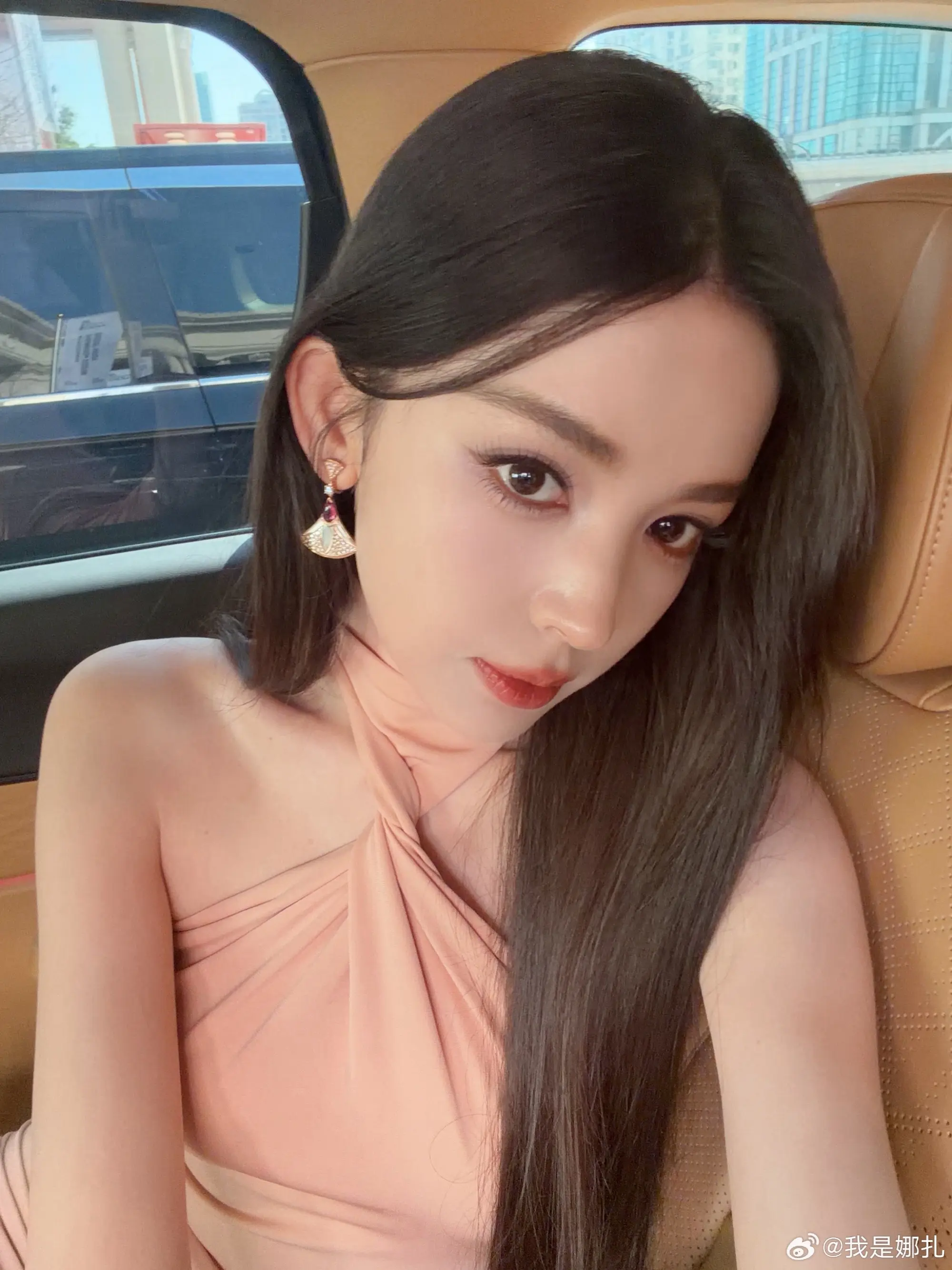 娜扎。