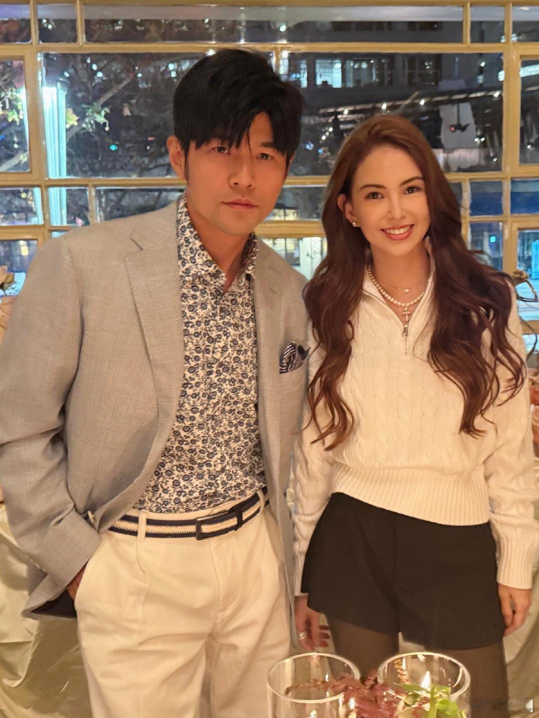 周杰伦为昆凌举办生日派对看这精美的定制蛋糕和满桌的鲜花，杰伦真的是把昆凌当偶像在