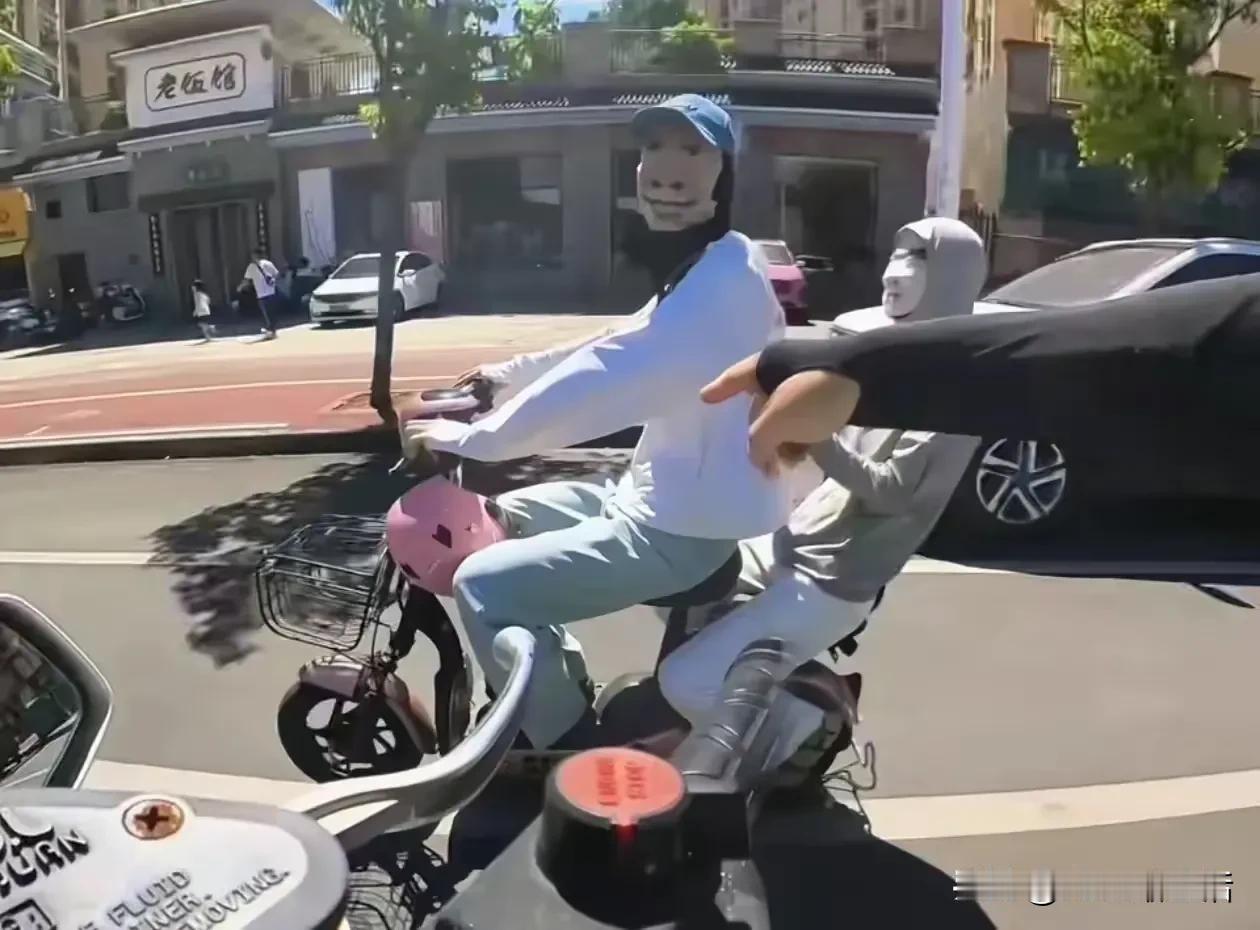 吓了一跳
交警看到两个姑娘骑车没戴头盔，喊了一嗓子注意安全，结果俩姑娘一回头，可