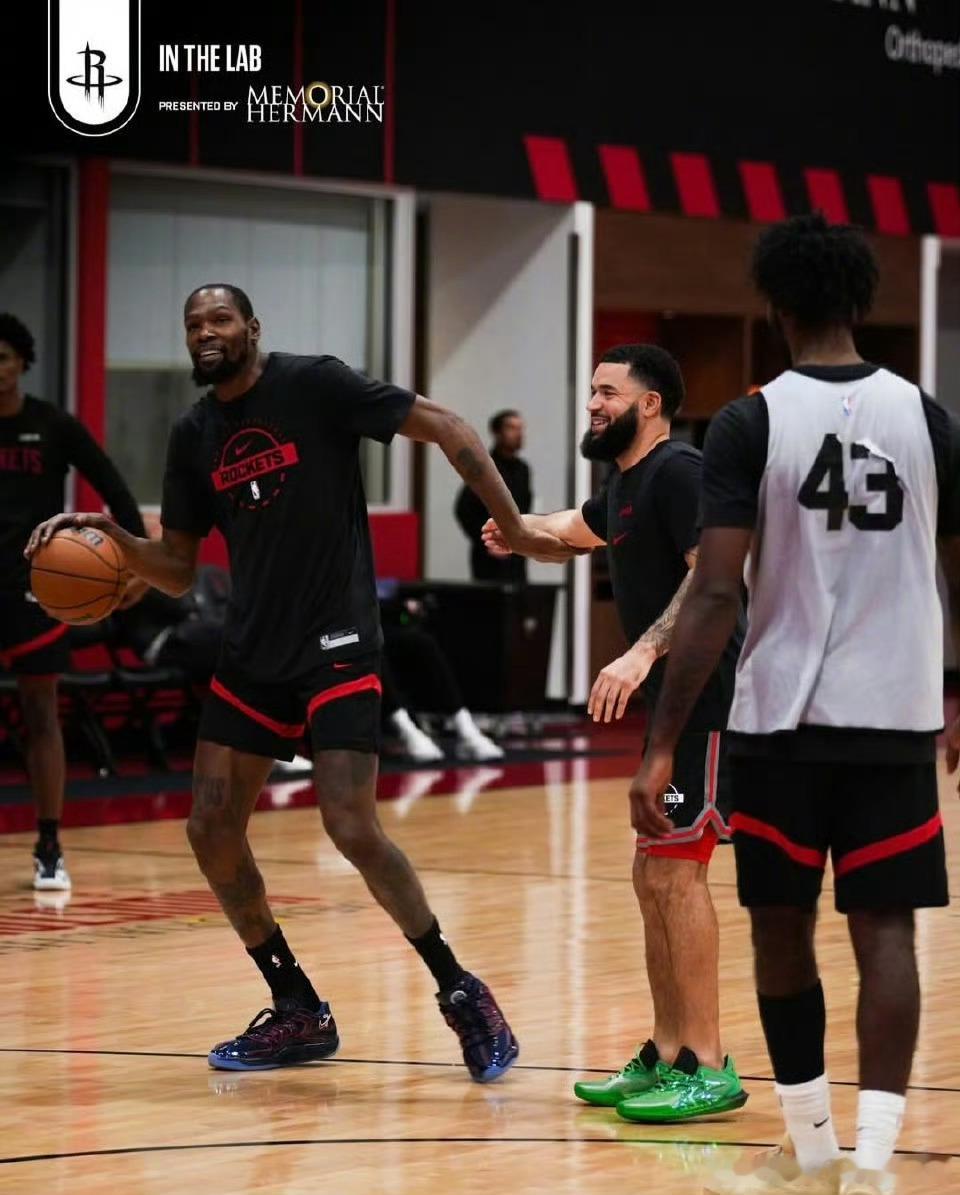 你瞅瞅回主场了一个个的开心劲儿，另外那啥老范你这康复的是真快啊