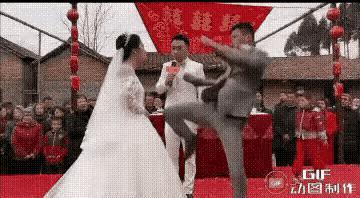 这不像是摆拍的画面，像是真实发生的故事，在婚礼的现场，主持人问了新娘一些话，新娘