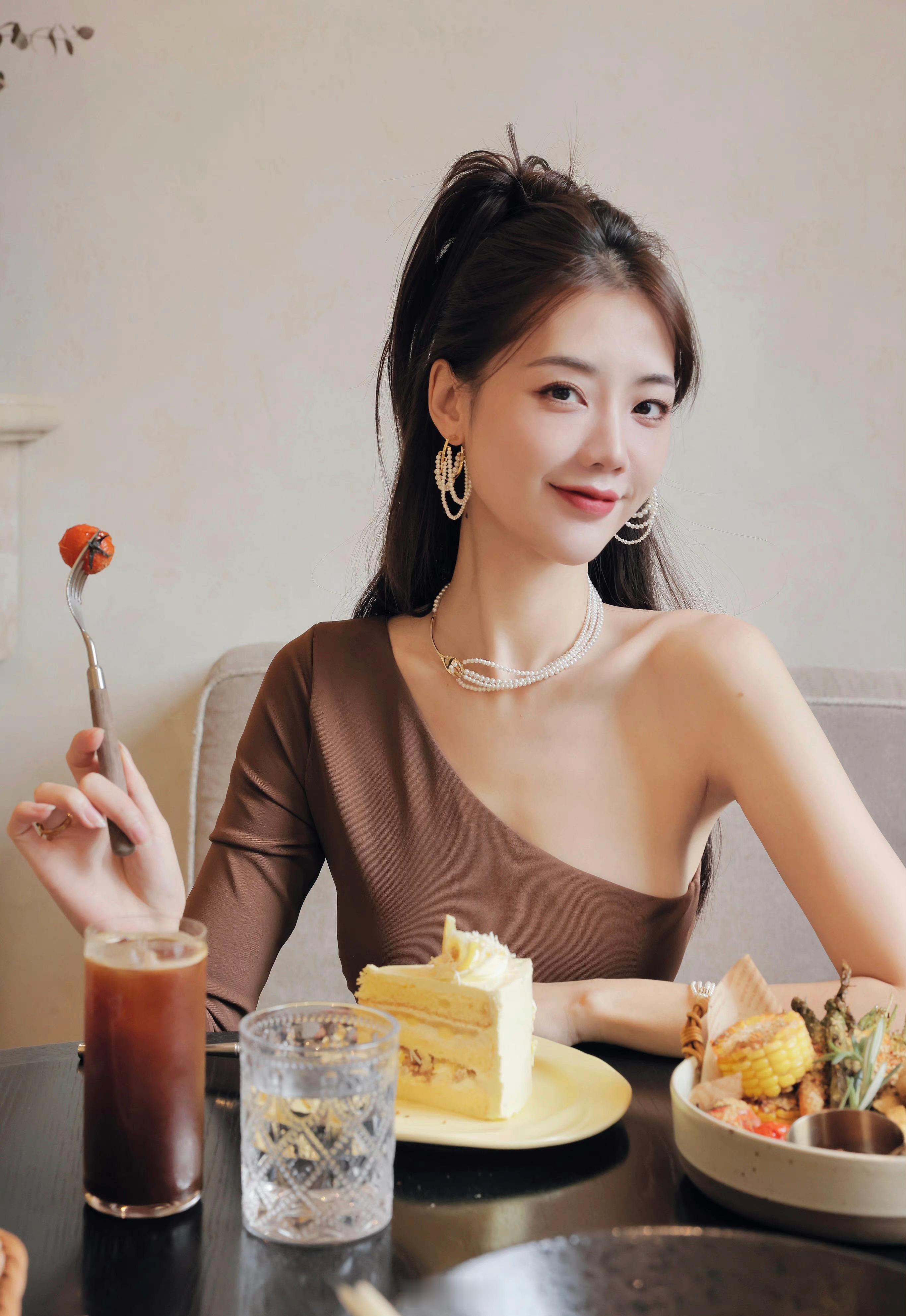 小姐姐的早餐很丰盛 ​​​