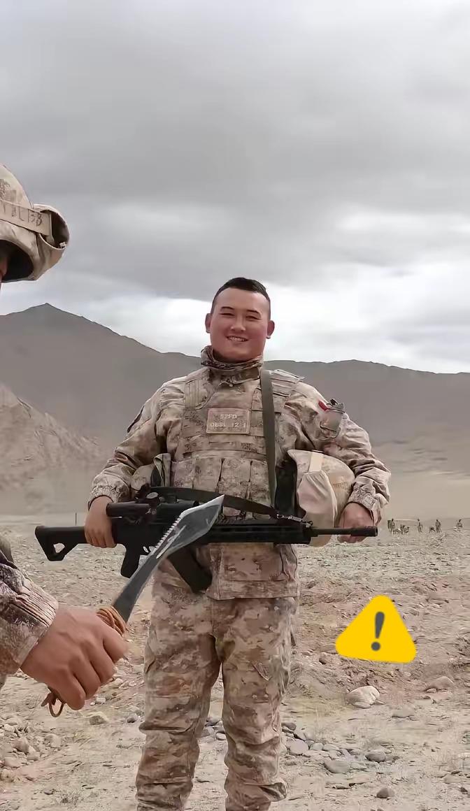 我军在边境山区缴获廓尔喀弯刀！这把被英印吹上天的“神刀”，遇上中国军队压根没处耍