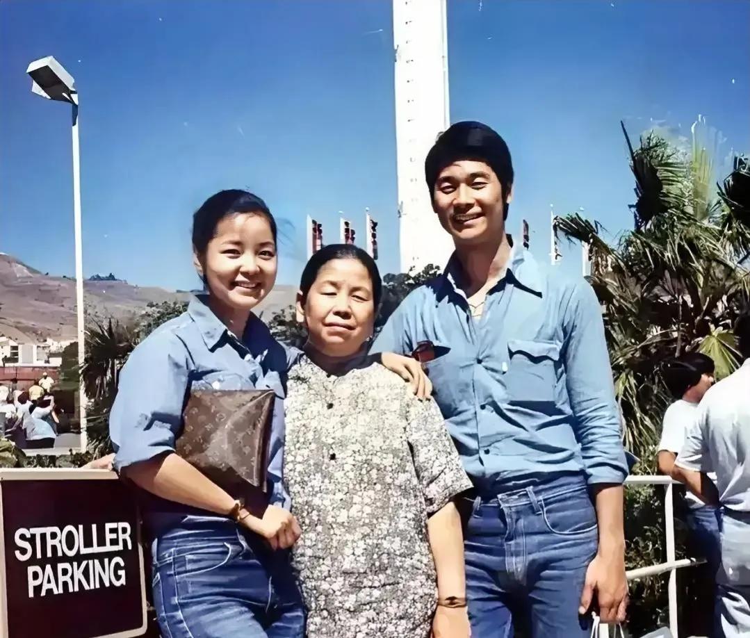 1978年，邓丽君和妈妈赵素桂、哥哥邓长富，一张罕见的留影，当时的邓丽君，虽然已