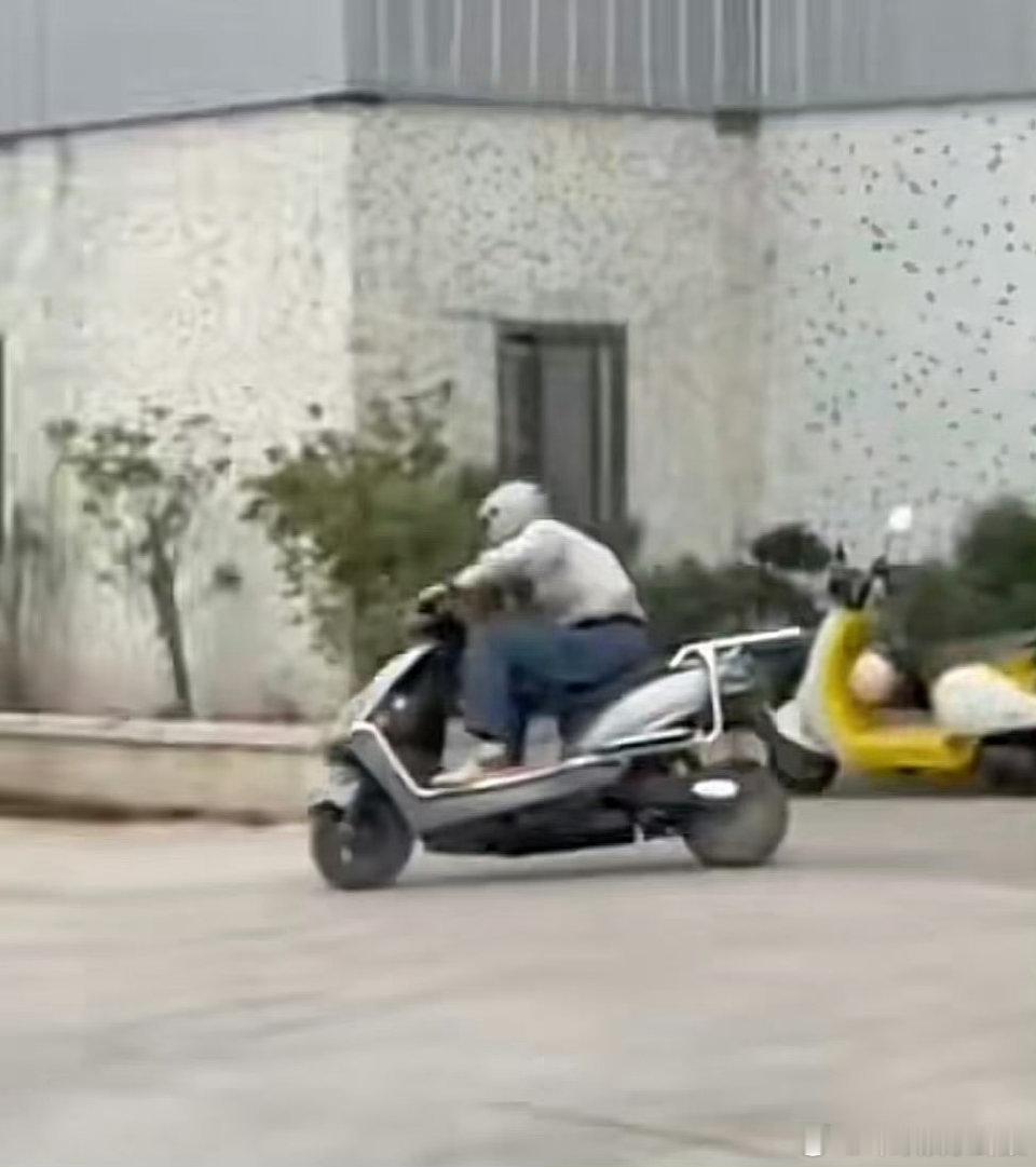 王安宇骑雪地摩托王安宇这骑雪地摩托的架势，简直就是雪地里的风一样男子！王安宇骑雪