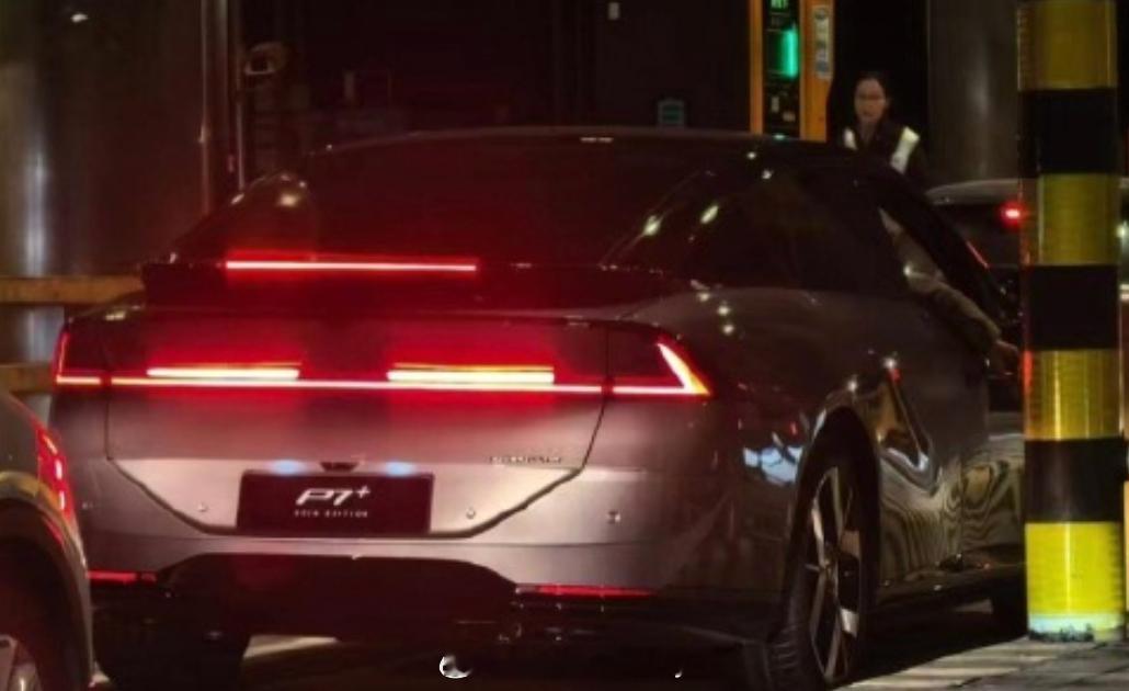 新的小鹏P7+的增程图越老越多了应该是年前就能发且开始媒体试驾了车尾变化还是挺大