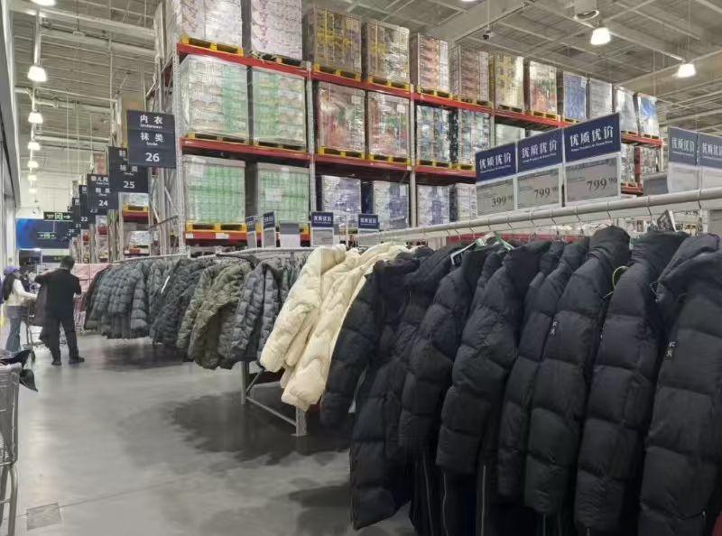 今年买羽绒服的渠道真的变了！往年谁会跑到一个超市去买羽绒服？今年不仅有，还是一群