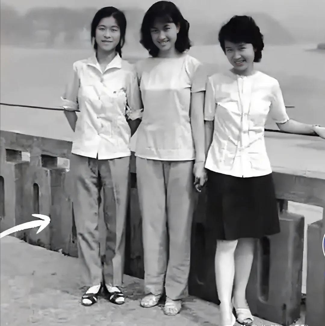 这是多年以前，刘晓庆和同事合影的照片。
看照片当时三人年龄很小，也就20岁左右。