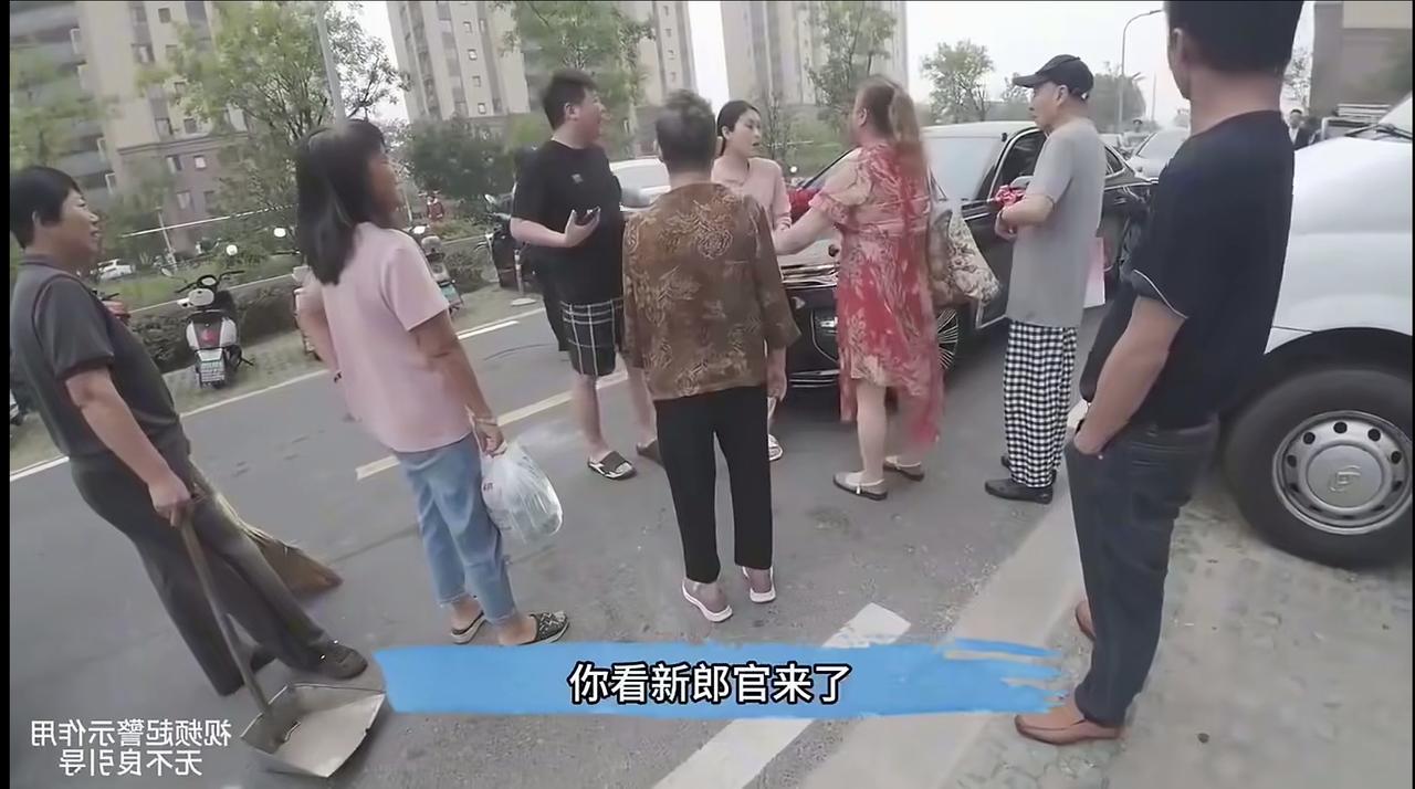 刷到一个拦婚车讨喜引发矛盾的视频，这点我觉得还是我们这边的婚俗更好。在我们家这边