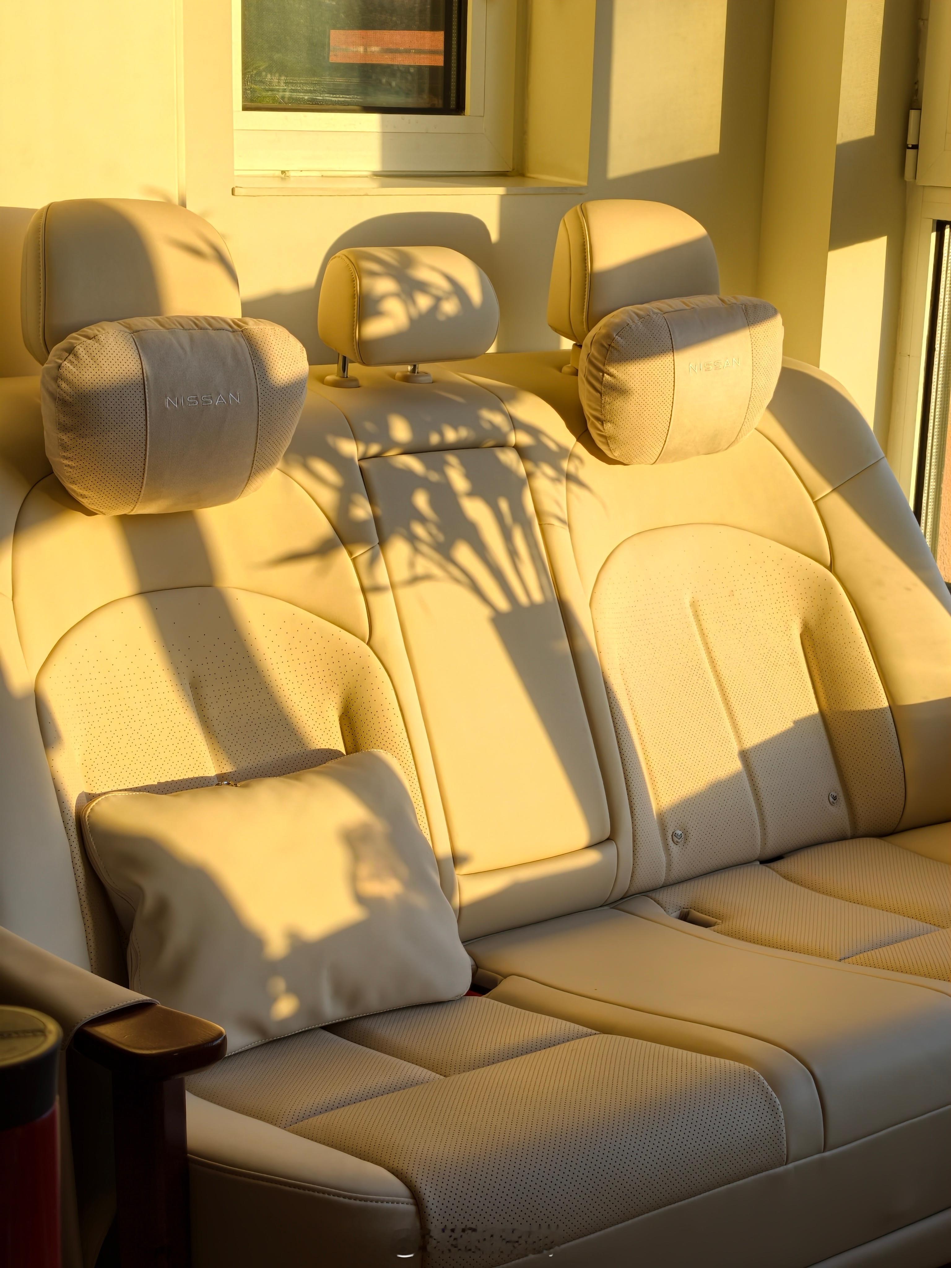 东风日产N6的大沙发真好啊，每天在家坐着特别喜欢，可惜我不是N6车主，不然每天出