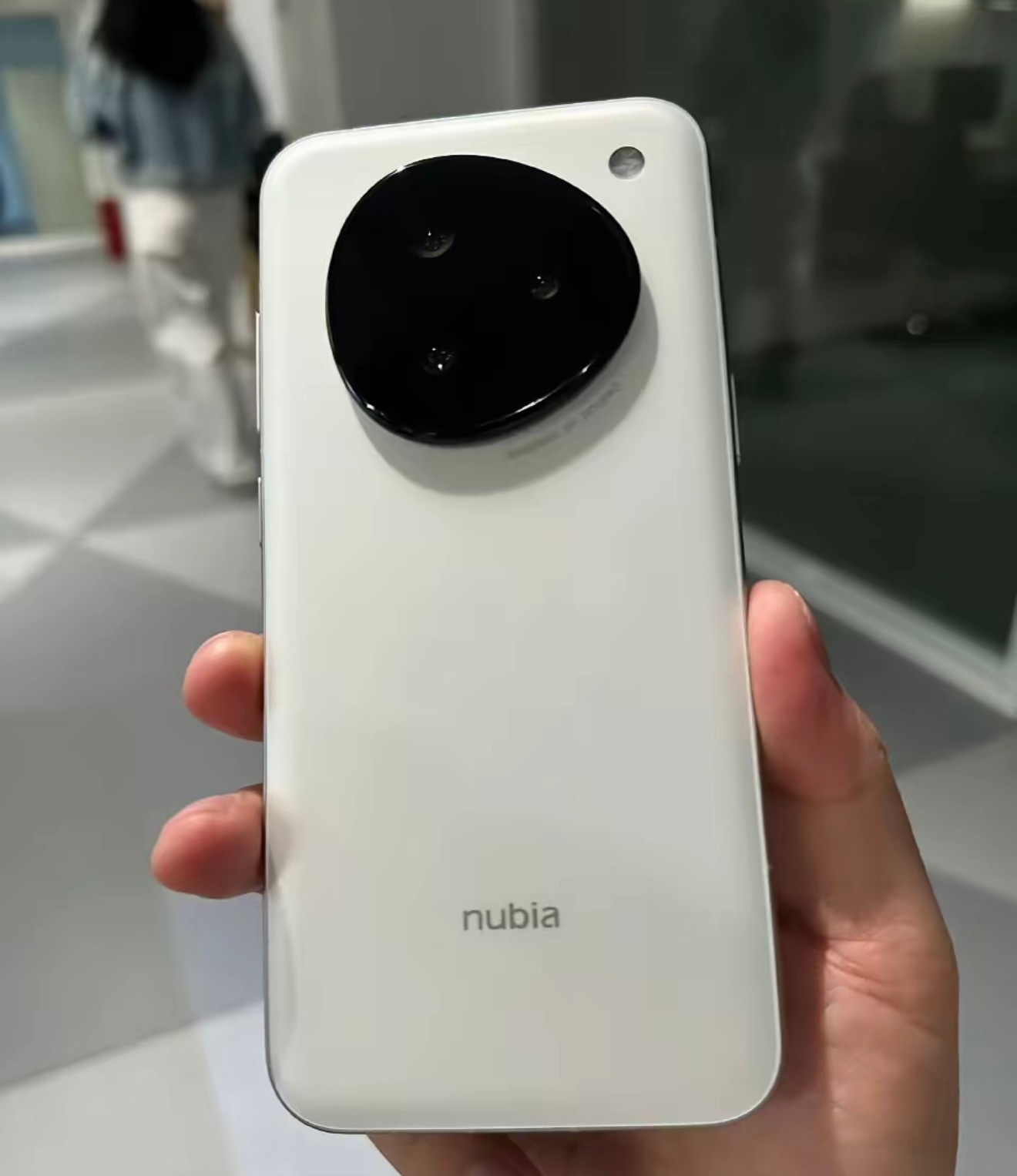 这两天最热门的必须是“豆包手机 ”，可以说是机圈顶流呀！网上的热度堪比科技春晚了