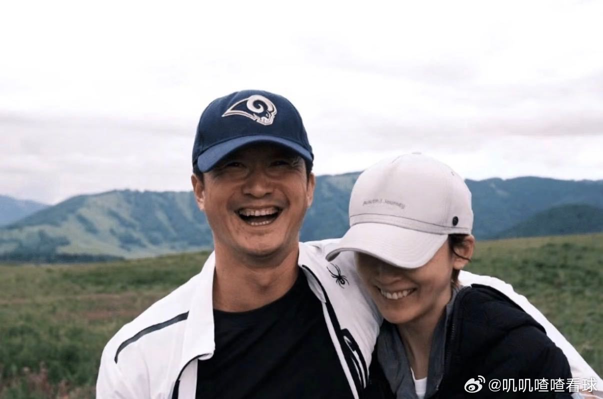 吴京发文鼓励谢楠 谢楠，只管做你自己，自有一束光因你而亮！从《镖人》路演“总有人