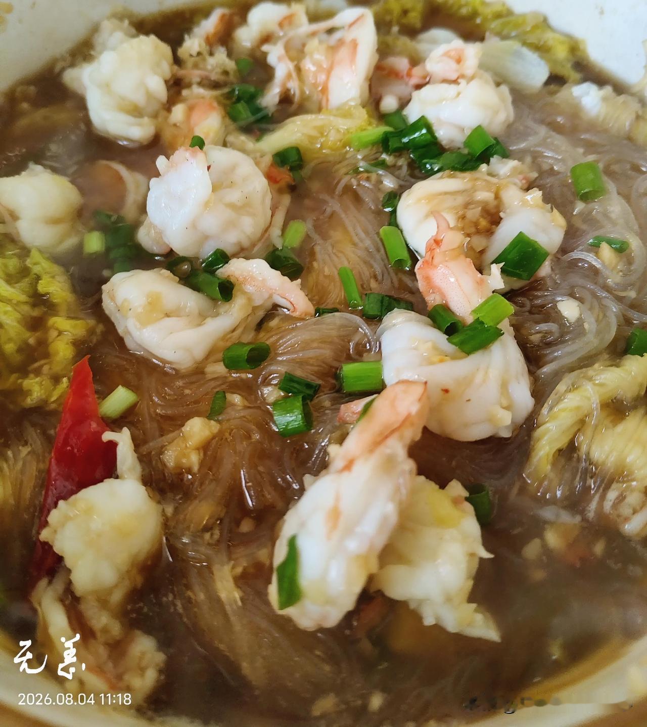 今天中午吃饭记录：
五块钱三颗娃娃菜，一把粉丝，十个大虾仁，虾仁有点少哈[呲牙]