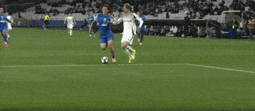 天崩开局！比赛开场仅仅23秒，金顺凯禁区鲁莽犯规放倒町田泽维亚球员，裁判判罚点球