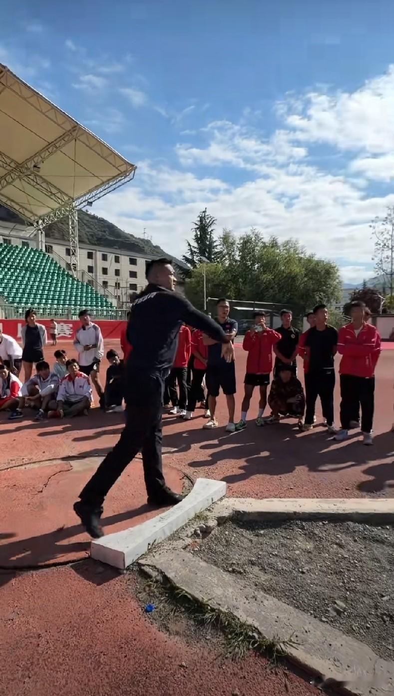 只要肯学习，到处是老师

既然我家瘦哥不给我讲投掷铅球的技巧，那我就问华为小艺吧