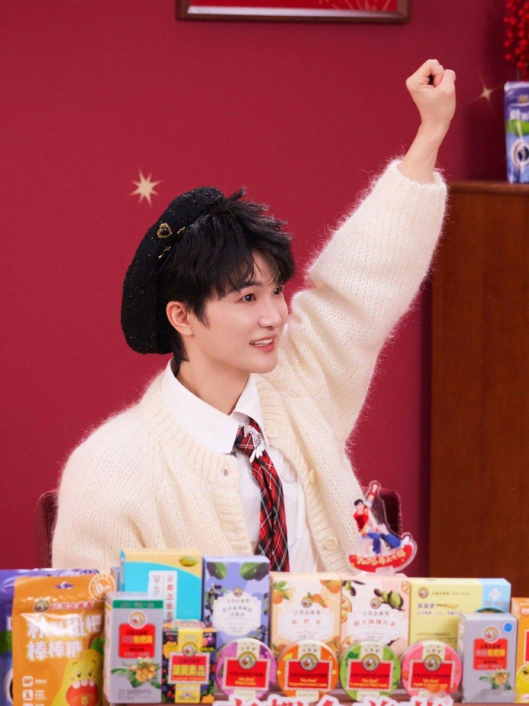 网友偶遇张艺谋周深 期待新的花火全世界都在偶遇周深什么时候轮到我