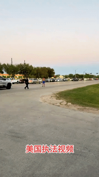 美国警察正在马路上追捕一名黑人男子。
那名黑人男子在逃跑过程中还被警车撞倒在了地