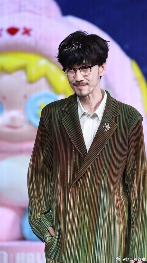 周传雄回应帮王俊凯写歌 周传雄红毯正式回应，为王俊凯创作《无人乐园》，赞其打磨音