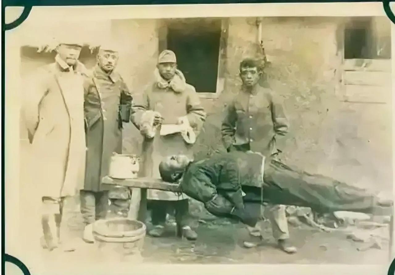 1931年，一位东北义勇军将领，不幸成为了关东军俘虏，他被残忍地绑在一张长条凳上
