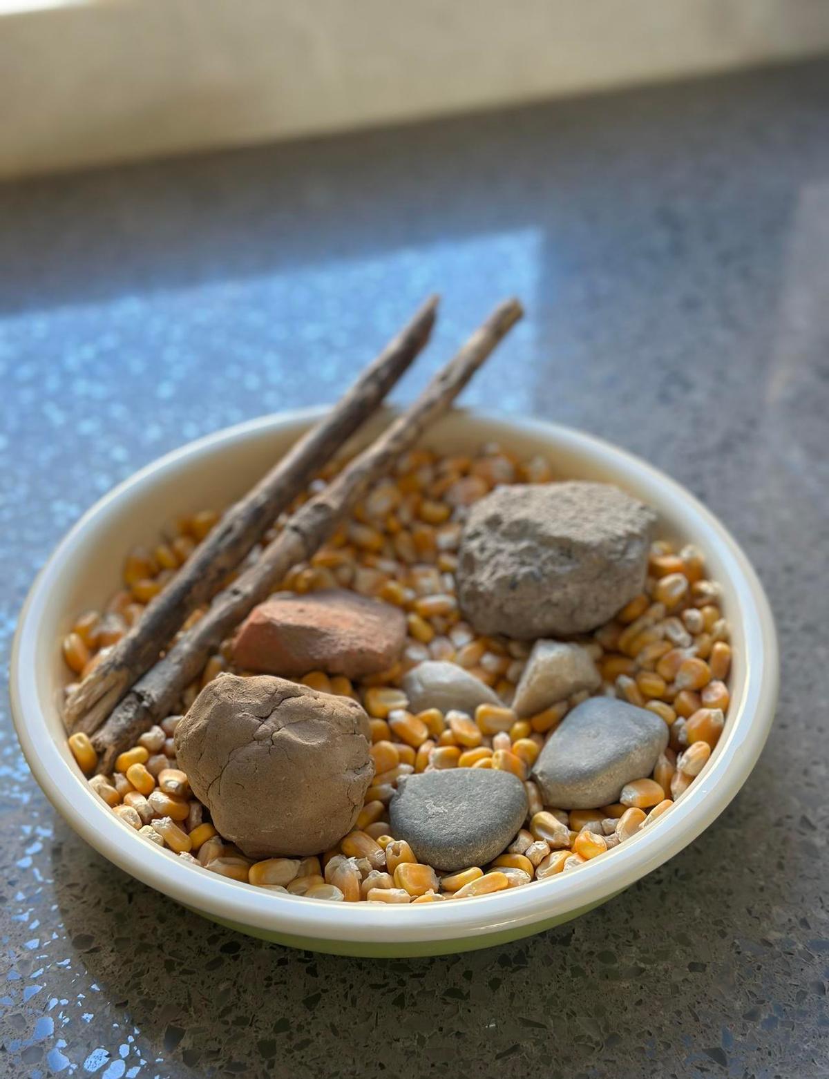 kids每天回家都像小战士，背着战利品回来。
“物资”满屋飞，妈妈笑得不行。
收