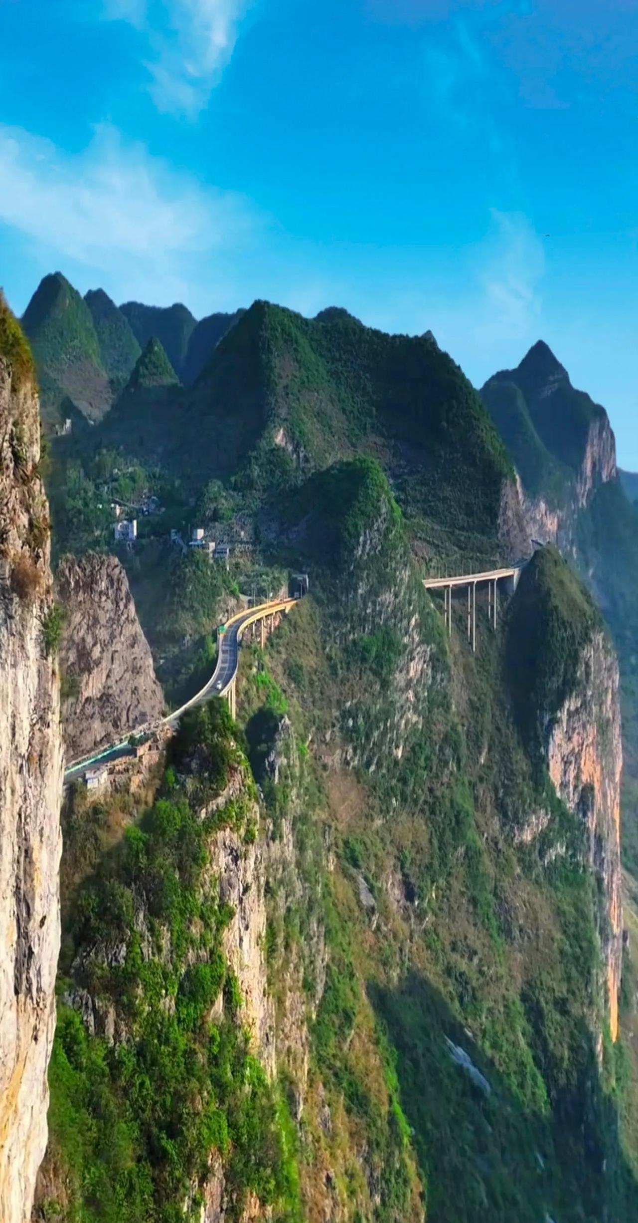 贵州的山，多到数不清。
       贵州全省地貌以高原山地为主，素有“八山一水