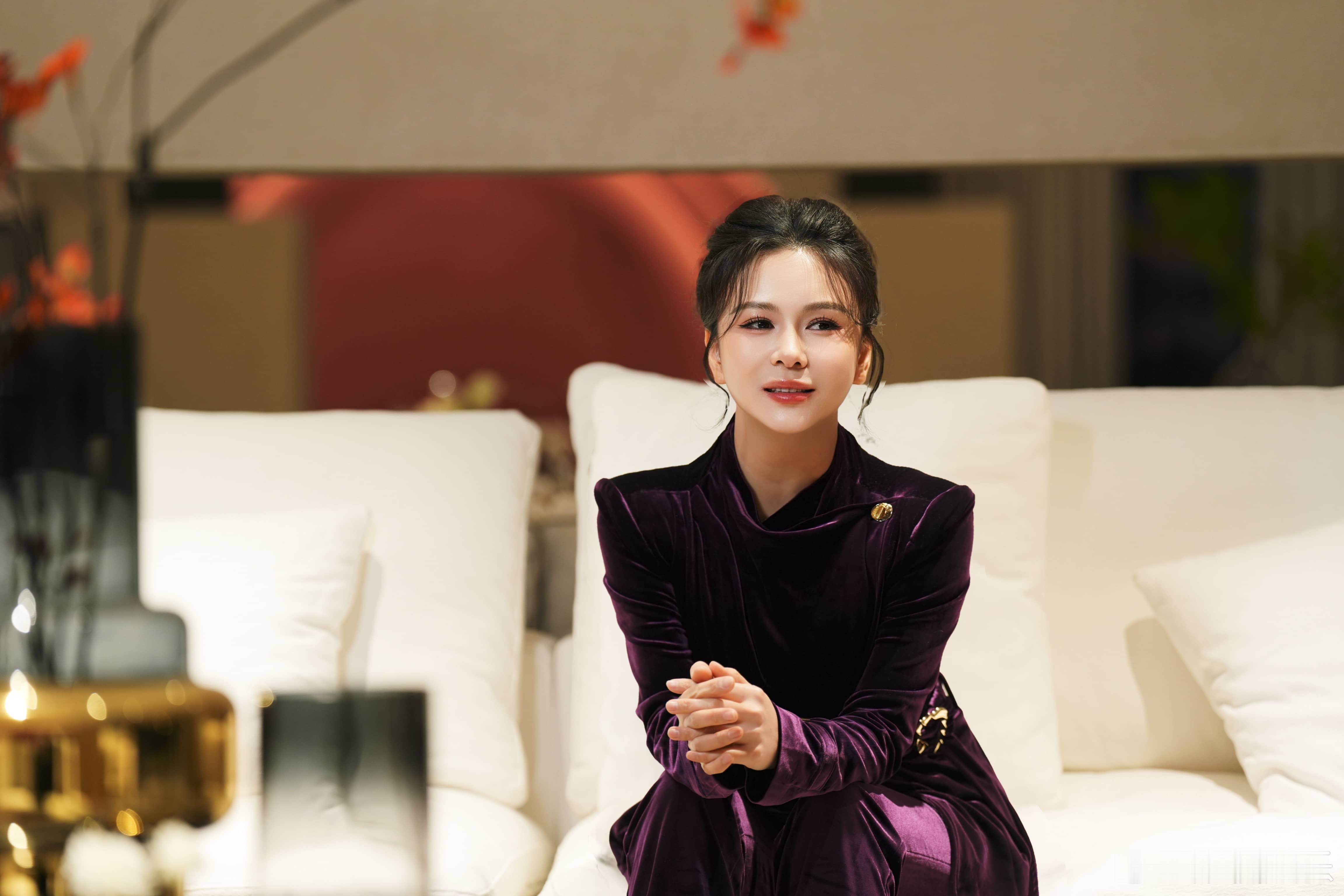 凤凰网财经主持人刘美希时尚穿搭 丝绒材质自带高级感，紫韵流光设计添复古，刘美希穿