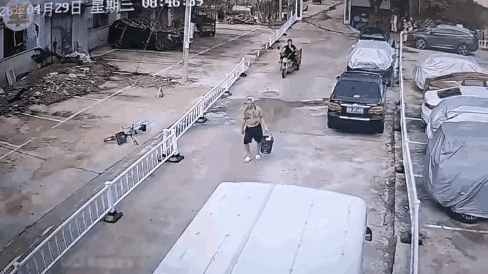 碰瓷人真的太无耻了。见车来了，立即躺下，抓住车子耍赖。真不知道这些人咋想的，为了