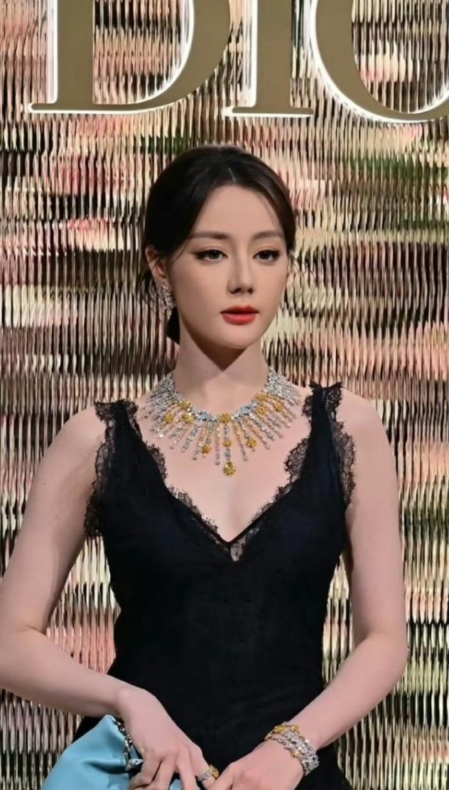 迪丽热巴佩戴“护身符”出席迪奥活动！
前几天迪丽热巴因为滞留迪拜错过了迪奥大秀，
