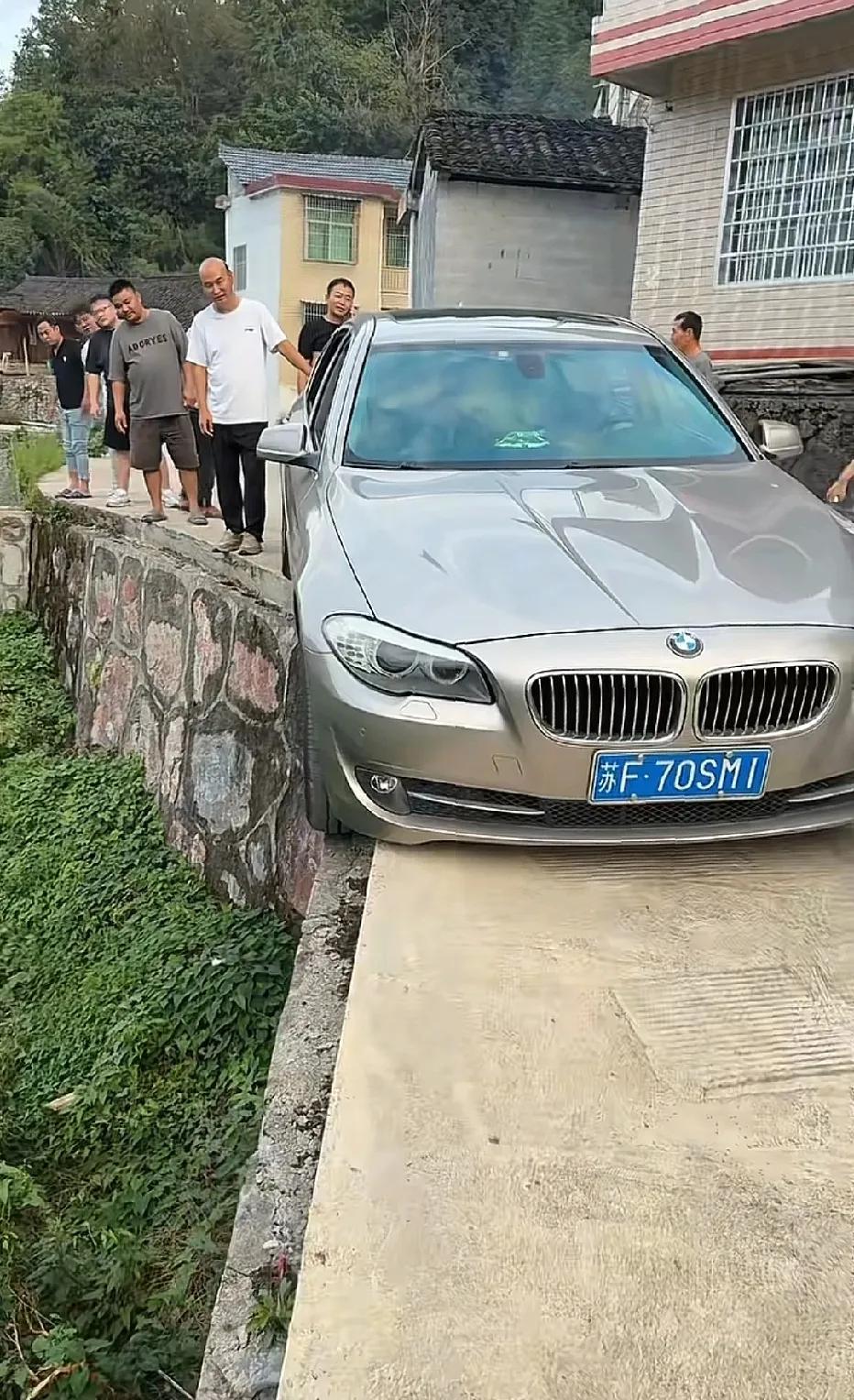 这回不开玩笑了……车子停成这样，怎么开上来？如果不吊车的话，哪位大神支个招，用你