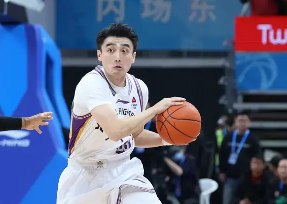 罗汉琛全场投篮9中6，三分5中3得到15分2篮板5助攻2抢断