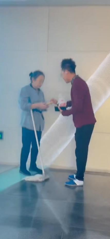 马年，请善待身边每一个人，善待别人就是善待自己🫰💗
万家团圆、过春节时，仍有