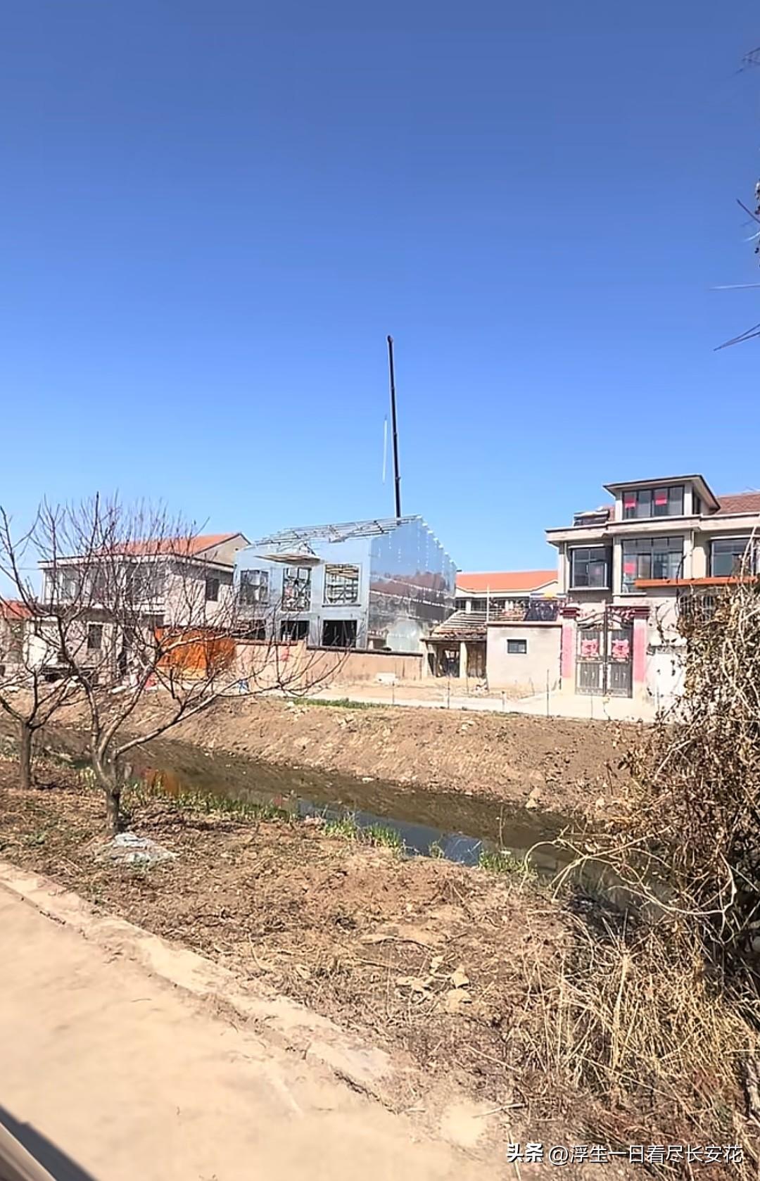 “冬天不够冷夏天不够热？农村自建‘反光房’火了，这操作真能解决温差难题？”

最