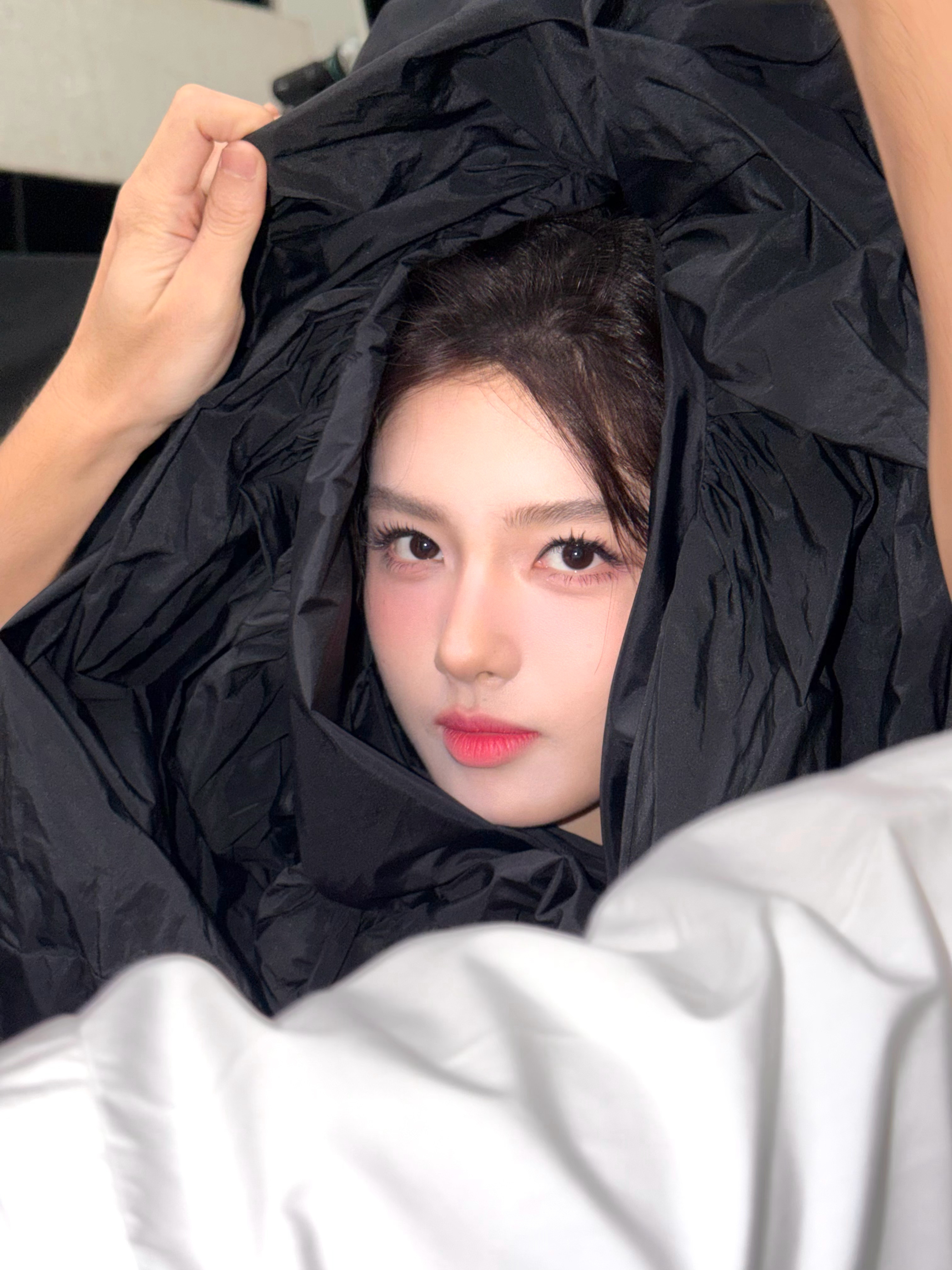 艾米小孩子才做选择艾米大花气质初显采访抛出演员二选一难题，艾米从容回应可以都要。
