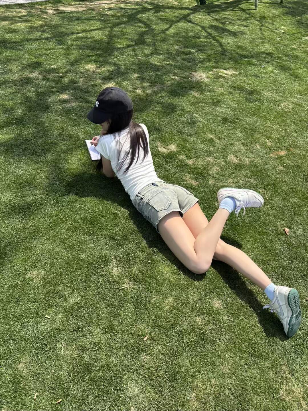 人没实力的时候，
少说话，人微言轻。
人有实力的时候，

不用说话。
你往那一站