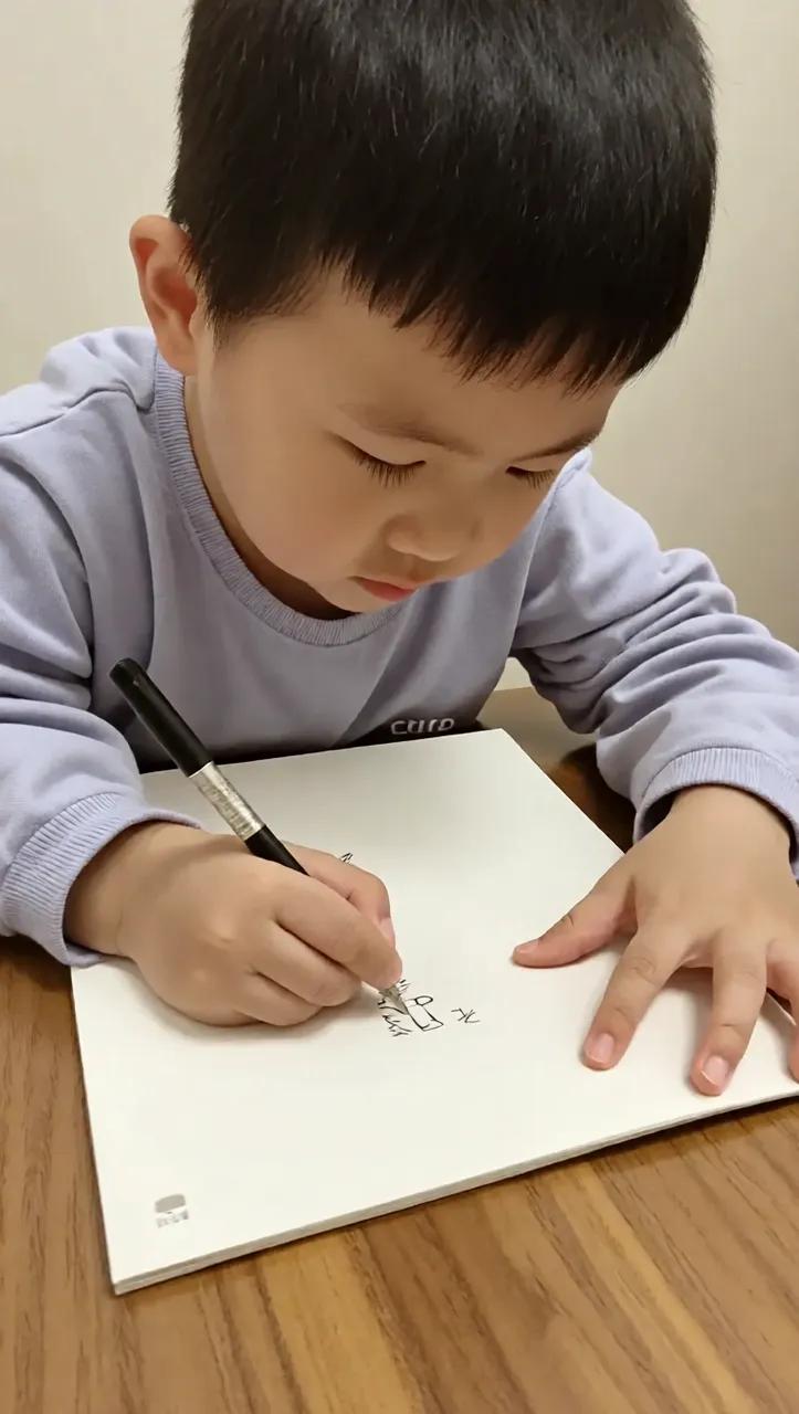 你说气不气人？明明半小时能写完的作业，你家娃愣是磨蹭到晚上十点。橡皮抠出三个洞，