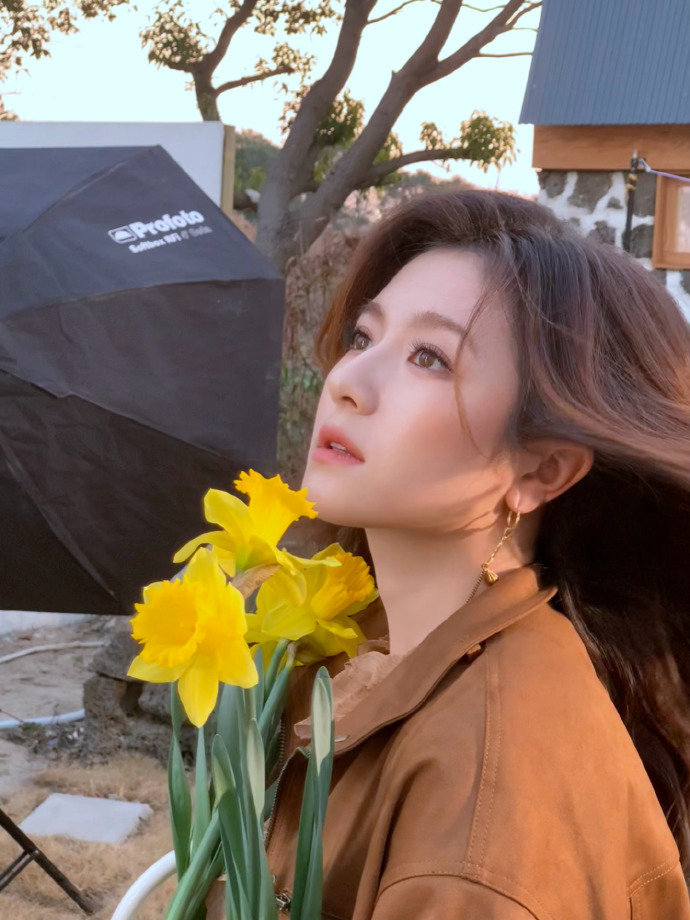 李兰迪 超美的，捧着花带着明媚的气息，特别有生命力的照片