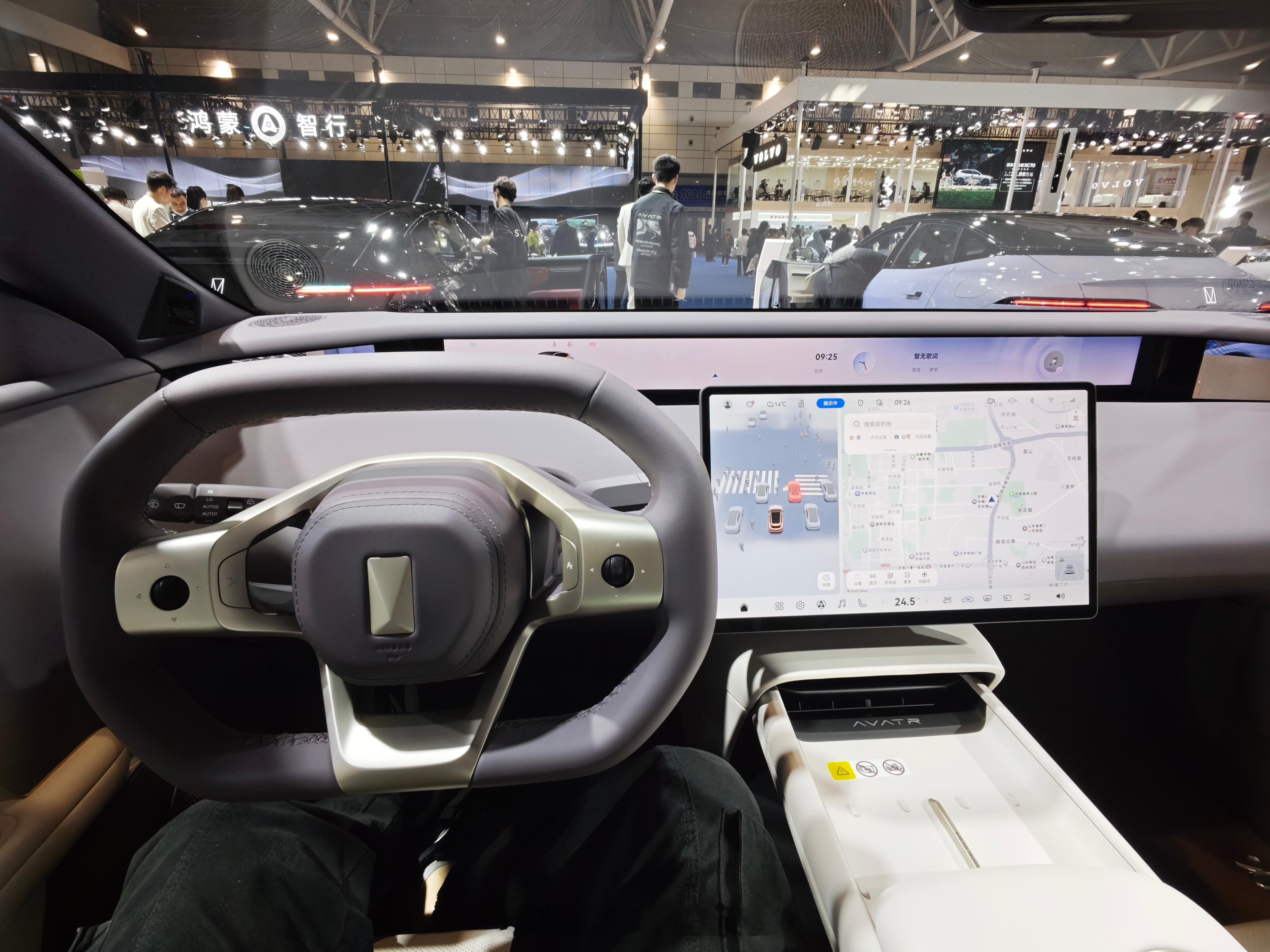 现在很喜欢旅行车的感觉但阿维塔的前脸要说使使劲能接受的话方向盘恐怕10年也接受不