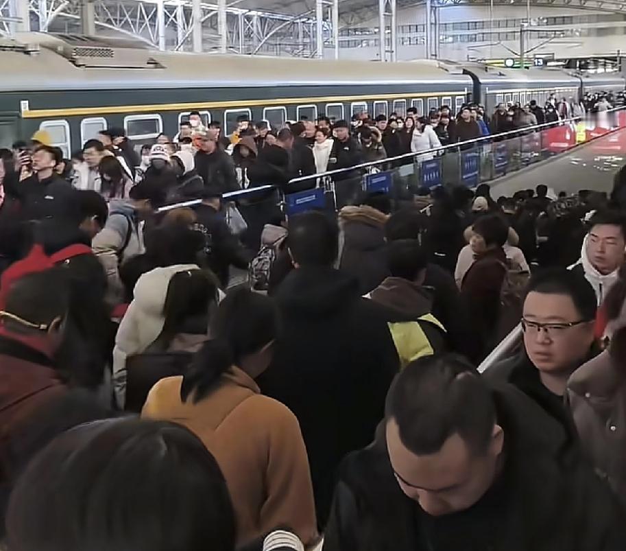 我们就想要个安居乐业，过分吗？这几天刷到很多回家过年的视频，还有春运的大场面。说