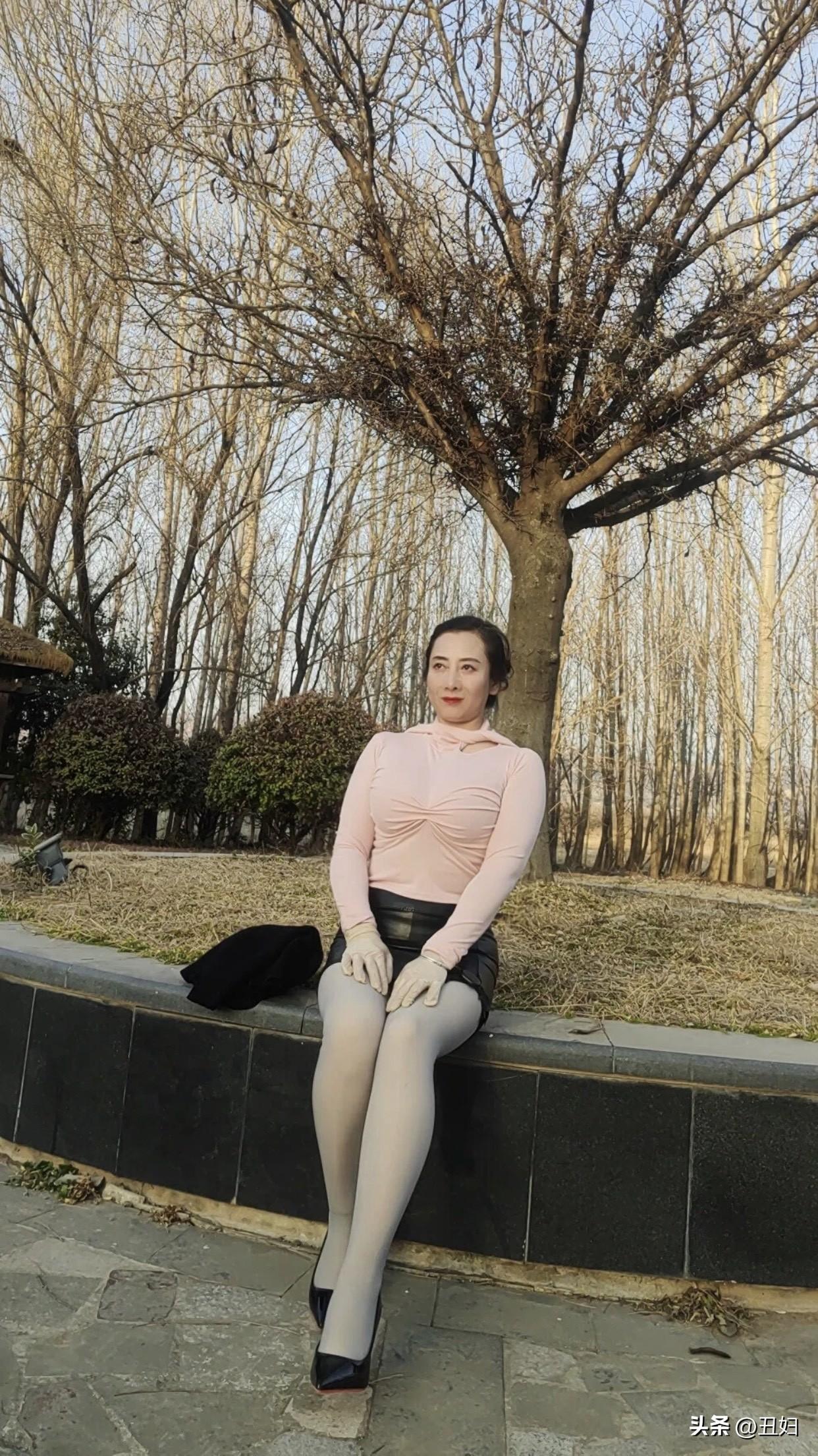 气场是经历沉淀而来，读过的书、走过的路都藏在举手投足间，如一盏不刺眼却明亮的灯。